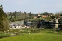 Eine typische Karstlandschaft mit bizarr geformten Felsen durchflie�t der Doubs an weiten Teilen seines Oberlaufes. Das Val de Doubs bei Pontarlier; 22.04.2011