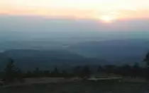 Blick am Morgen des 03.09.2011 vom Brockenbahnhof auf den Sonnenaufgang �ber Wernigerode.