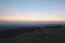 Blick am 03.09.2011 vor Sonnenaufgang von der Treppe des  Brockenhauses  Richtung Osten �ber Wernigerode und das �stliche Harzvorland im Morgenrot.