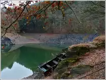 - Wassermangel - Ist der Stausee der Obersauer vollst�ndig gef�llt, enth�lt er 50 Millionen Kubikmeter, zur Zeit sind es nur noch 25 Millionen Kubikmeter und das ist �berall sichtbar, wie hier in der N�he von Baschleiden. 30.11.2011 (Jeanny)