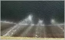 - Wassermangel - Das Rinnsal, welches sich zur Zeit von dem Vor- in den Hauptstausee der Obersauer ergiesst, von der Br�cke zwischen Bavigne und Liefrange aus gesehen. 30.11.2011 (Hans)