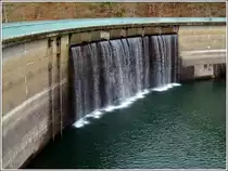 - 2 Tage sp�ter - Nachdem der Nebel vergangen ist und einige Regenschauer niedergegangen sind, ergie�t sich an der Vorstaumauer zwischen Bavigne und Liefrange wieder etwas mehr Wasser in den Stausee der Obersauer. 02.12.2011 (Hans) 