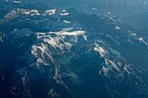 Aussicht auf die Alpen aus 12000 Meter Hhe aus dem Flugzeug. Die Aufnahme enstand am 01.10.2011 ca. 8 Flugminuten hinter Mnchen auf dem Flug nach Rhodos, deshalb gehe ich davon aus, das es sich um sterreich handelt.