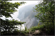 Durchblicke - 

Blick vom Hochuferweg der Seilküste Rügens auf die Kreidefelsen. 

26.08.2011 (J)
