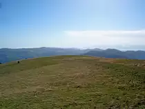 der baumlose Gipfel des Belchen, mit 1414m vierth�chster Berg des Schwarzwaldes, bietet eine gro�artige Rundumsicht, am Horizont die Schweizer Alpen, Okt.2006