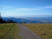 Blick vom 1241m hohen Kandel in die Rheinebene, ein Teil von Freiburg ist zu sehen und im rechten Hintergrund die Vogesen, Nov.2006