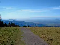 Blick vom 1241m hohen Kandel in die Rheinebene, ein Teil von Freiburg ist zu sehen und im rechten Hintergrund die Vogesen, Nov.2006