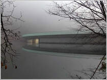 - Nebel - Die kleine Brcke ber die Vorstaumauer des Stausees der Obersauer zwischen Bavigne und Liefrange lag am Morgen des 30.11.2011 im Nebel. (Hans) 