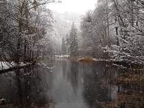 Blick auf einen Teich im Matzen Park bei heftigem Schneefall am 17.12.2011.