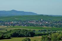 Blick ber den Markgrfler Weinort Ehrenkirchen, dahinter der Batzenberg, Deutschlands grter zusammenhngender Weinberg, im Hintergrund der Kaiserstuhl, Sept.2011