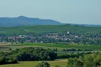 Blick �ber den Markgr�fler Weinort Ehrenkirchen, dahinter der Batzenberg, Deutschlands gr��ter zusammenh�ngender Weinberg, im Hintergrund der Kaiserstuhl, Sept.2011