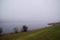 Auf dem Rckweg vom Schiffhebewerk am Elbe-Seiten-Kanal fuhr ich an der Elbe fluaufwrts in Richtung Lauenburg, welches am gegenberliegenden Ufer bei weniger Nebel schon fast zu erkennen wre. 27.10.2011