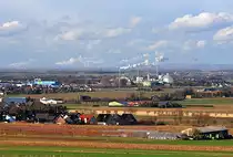 Blick von den ersten Eifelh�hen bei Euskirchen �ber die K�lner Bucht bis K�ln-H�rth (im Vordergrund raucht die Zuckerfabrik in Eu und im Hintergrund jede Menge RWE-Kohlekraftwerkdampf) - 05.12.2011