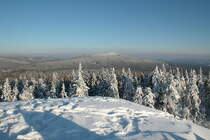 Der Wurmberg im Harz von der Achtermannsh�he aus; Blick von der winterlich mit Schnee bedeckten Felskanzel des Achtermanns am Nachmittag des 05.02.2012.