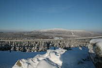 Der Brocken unter dickem Schnee von der Achtermannsh�he aus; Blick von der Felskanzel des Achtermanns im Harz am Nachmittag des 05.02.2012.