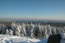 Blick von der Achtermannsh�he im Harz (926 m) �ber den winterlichen S�dharz; Aufnahme vom Nachmittag des 05.02.2012 von der von Schnee und Eis bedeckten Felskanzel des Achtermanns.