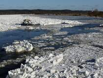 Auf der Elbe haben sich in gro�er Ausdehnung �bereinander geschobene Eisschollen angesammelt. Dagegen k�mpft der Eisbrecher BISON an. Geesthacht, 15.02.2012
