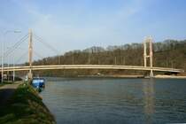 Nach einigen Kilometern Grenzverlauf zwischen Frankreich und Belgien verl�sst die Meuse Frankreich entg�ltig am Km 485 bei Heer-Agimont. Am linken Bildrand ist das Grenzschild erkennbar. Die Schr�gseilbr�cke ist bereits auf belgischem Territorium. Die 202m lange Br�cke wurde 1976 dem Verkehr �bergeben; 24.03.2012