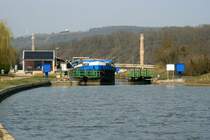 Eine der vielen Schleusen an der Meuse �ffent sich. Damit �ffnet sich der Weg zum Hafen von Givet; 24.03.2012