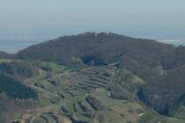 Kaiserstuhl, Blick (mit dem Teleobjektiv) vom Neunlindenturm hin�ber zur Katharienkapelle, M�rz 2012