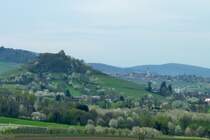 Blick von der �lbergkapelle zu der Burgruine Staufen und dem Weinort Ballrechten im Markgr�flerland, April 2012 