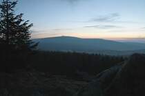 Der Brocken im Morgenrot; Blick am Morgen des 19.04.2012 von der Felskanzel der Achtermannsh�he vor Sonnenaufgang Richtung Norden.