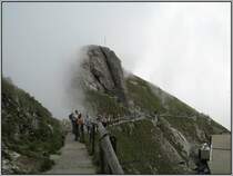 Pilatus Kulm am 19.07.2007. Wolken kommen aus Richtung Luzern und h�llen alles ein. Fernsicht Null.