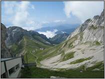 Blick von dem Pilatus Kulm �ber die Bergwelt. Der Geb�udeteil in der linken unteren Bildecke geh�rt zur Station der Pilatus-Zahnradbahn. (19.07.2007)
