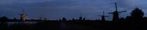 Jedes Jahr werden die M�hlen in Kinderdijk die erste Septemberwoche mit Scheinwerfern angestraht. So auch dieses Jahr. Hier ein Panorama bei Einbruch der D�mmerung. 03.09.2007  