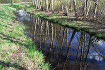 OLDENBURG, 01.04.2012, ein kleiner Bach im Stadtteil Kreyenbrück