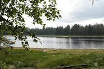 Der Oderteich im Nationalpark Harz; Blick am spten Nachmittag des 30.06.2012 vom Rundwanderweg am Ostufer ber die glitzernde Wasserflche auf die andere Seite.