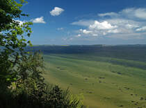 Am 21.08.2008 war wunderbares Wetter an der ostdeutschen Ostseekste und somit auch ber der kleinen Insel Vilm, immerhin schon seit 1936 unter Naturschutz stehend. Seit 1990 Biosprenreservat, ist die Insel im Rahmen von autorisierten Fhrungen wieder zugnglich, man wird von Lauterbach mit einem kleinen Schiff zum nrdlichen Anleger der Insel gefahren. Eine vorherige Reservierung ist anzuraten, denn die Anzahl der Personen ist begrenzt.  