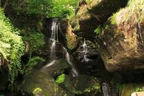 Der Lichtenhainer Wasserfall bei Bad Schandau, aufgenommen am 23.06.2012. Die Aufnahme zeigt diesen im Normalzustand, kurz vor der halbstndigen  Schau-Flutung . Hier befindet sich brigens auch die Endhaltestelle der beliebten  Kirnitzschtalbahn ! Leider ist die Endhaltestelle wegen flutbedingter Bauarbeiten zurzeit auer Betrieb, soda die Bahn nur bis zur vorgelegenen Haltestelle  Beuthenfall  verkehrt! Mit einer Wiederinbetriebnahme der Gesamtstrecke wird im Herbst 2012 gerechnet.