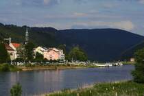 Blick ber die Stadt Bad Schandau ins Elbtal, stromaufwrts in die Schsische Schweiz/Tschechische Grenze. Unterhalb der im Hintergrund zu sehenden Berge befinden sich die bekannten  Schrammsteine . An der Anlegestelle  Bad Schandau  ist gerade der Elbdampfer  Kurort Rathen  zu sehen. Diese Zoom-Aufnahme entstand am 23.06.2012 vom Bahnhof Bad Schandau aus.
