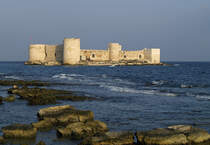 Die Mdchenburg etwa 400 Meter vor der Kste des gleichnamigen Ortes (Kizkalesi) in der Sdtrkei gelegen, wird von einer romantischen Sage umgeben. Hier hat man im September (16.09.2009) noch hochsommerliche Temperaturen, allerdings nicht mehr so extrem hei wie Juli/August