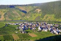 Ein Blick ber Minheim an der Mosel bei Schnem  Sommerwetter am 23.7.2012.