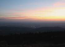 Vor Sonnenaufgang auf dem Brocken: Der Nordharz und das Harzvorland im Morgenrot; Blick am fr�hen Morgen des 28.08.2012 von der Treppe des Brockenhauses �ber das Ilsetal, Ilsenburg am Harzrand Richtung Elm, Lappwald und Kraftwerk Buschhaus bei Helmstedt