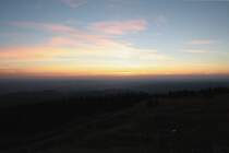 Vor Sonnenaufgang auf dem Brocken: Der Harz und das nord�stliche Harzvorland im Morgenrot; Blick am fr�hen Morgen des 28.08.2012 von der Treppe des Brockenhauses Richtung Osten