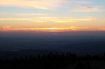 Vor Sonnenaufgang auf dem Brocken: die Sonne zeigt sich als zartes Gl�hen am Horizont �ber Wernigerode und dem nord�stlichen Harzvorland. Aufnahme vom fr�hen Morgen des 28.08.2012 von der Treppe des Brockenhauses aus