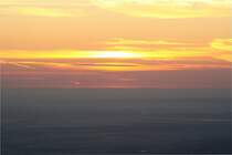 Auf dem Brocken vor Sonnenaufgang: die Sonne zeigt sich als zartes Gl�hen am Horizont; Blick am fr�hen Morgen des 28.08.2012 von der Treppe des Brockenhauses �ber das nord�stliche Harzvorland