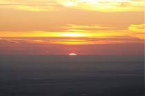 Sonnenaufgang auf dem Brocken: St�ck f�r St�ck hebt sich die Sonne �ber die Erdoberfl�che; Blick am fr�hen Morgen des 28.08.2012 von der Treppe des Brockenhauses �ber das nord�stliche Harzvorland