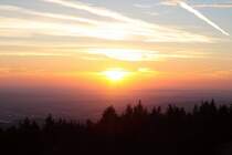 Sonnenaufgang auf dem Brocken: Die Sonne ist hinter eine kleine Wolke aufgestiegen und schafft einen wundersch�nen Farbklang; Blick am fr�hen Morgen des 28.08.2012 vom Gipfelrundweg �ber Wernigerode und das nord�stliche Harzvorland