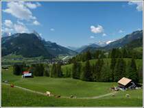 Aussicht aus dem Goldenpass ins Saanenland bei Gstaad.  25.05.2012 (Jeanny)