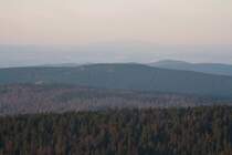 Auf dem Brocken im ersten Morgensonnenlicht; Blick am fr�hen Morgen des 28.08.2012 vom Gipfelrundweg Richtung S�dwesten �ber den Bergr�cken der Achtermannsh�he, den Rehberg, Berge des S�dharzes bis zum ca. 85 km entfernten Basalttafelberg  Hoher Mei�ner  in Hessen (Bildmitte am Horizont).