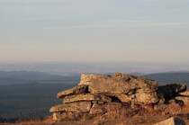 Der Felsturm  Teufelskanzel  auf dem Brocken im ersten Morgensonnenlicht; Blick am fr�hen Morgen des 28.08.2012 vom Gipfelrundweg Richtung S�dwesten �ber Berge des S�dharzes, das Ohmgebirge in Th�ringen bis zum D�n und dem Eichsfeld.