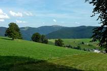 Blick vom Schauinsland zum 1492m hohen Feldberg, dem H�chsten im Schwarzwald, Aug.2012