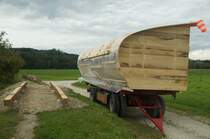 Thurauen - Das Beobachtungsversteck bei der  Sch�niwiese  ist angeliefert (15.09.2012)