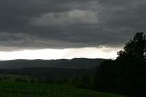 Ein starkes Gewitter mit Blitz, Donner und Hagel zieht in den Bayerischen Wald. Das Bild entstand am 01.07.2012.