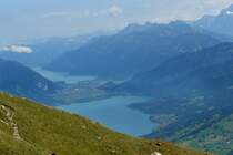 Auch am Niesen kann man sch�ne Landschaftsfotos vom Kanton Bern machen. Hier sieht man den Thunersee, den Brienzersee und dazwischen die Stadt Interlaken. Das Bild entstand am 02.09.2009.