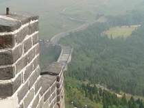 Schon nach etwa einem Drittel des Aufstiegs ist man gut durchgeschwitzt und g�nnt sich eine Verschnaufpause mit atemberaubendem Ausblick: Gro�e Mauer in Jiao Shan bei Shanhaiguan, 16.9.2007
